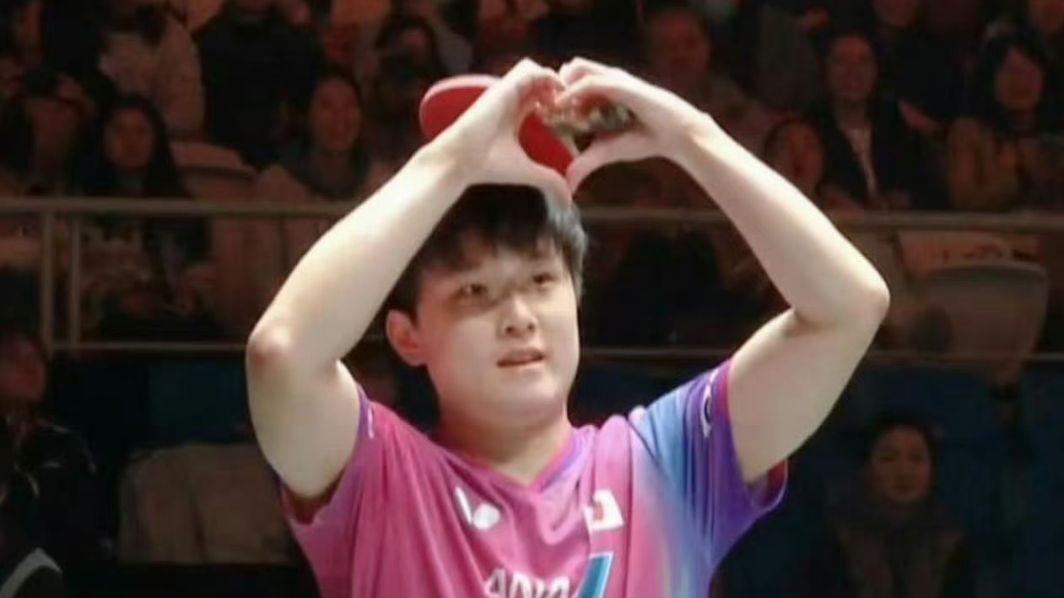 目空一切？张本智和举动引众怒：单手贴耳倾听，让中国球迷大点声