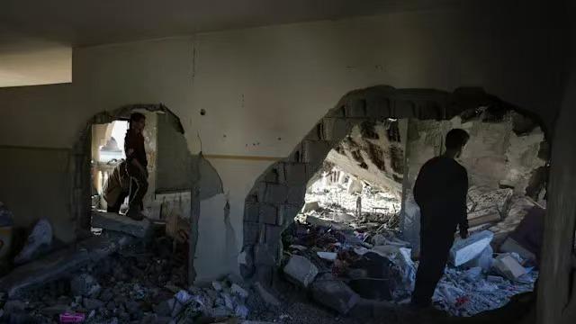 头条速递｜以军空袭加沙致超400死！内塔尼亚胡：“这只是开始”