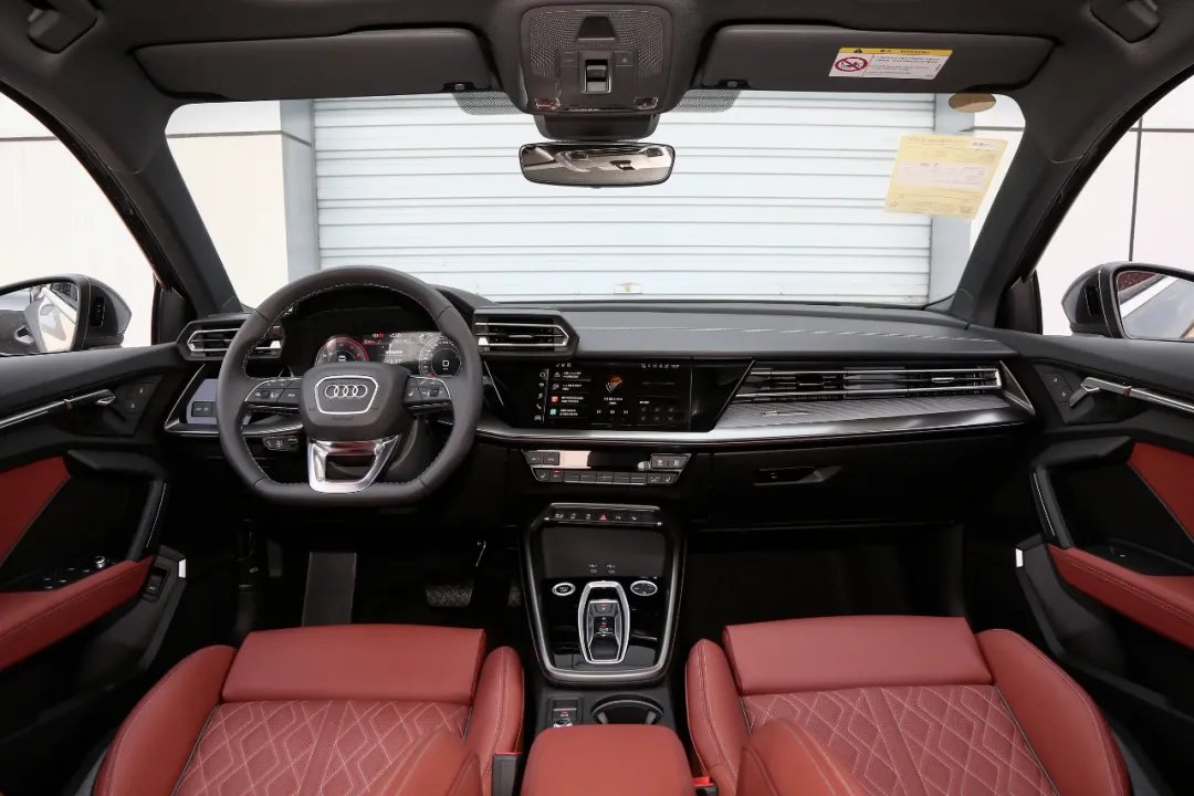 奥迪“不宣而战”，入门真皮多连杆，4缸机吃92油，运动外观才12万