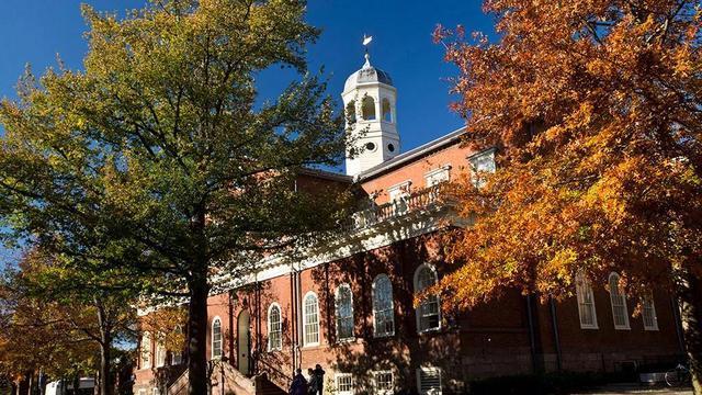 特朗普强令哈佛大学赶人，中国留学生不能幸免，400年来前所未有