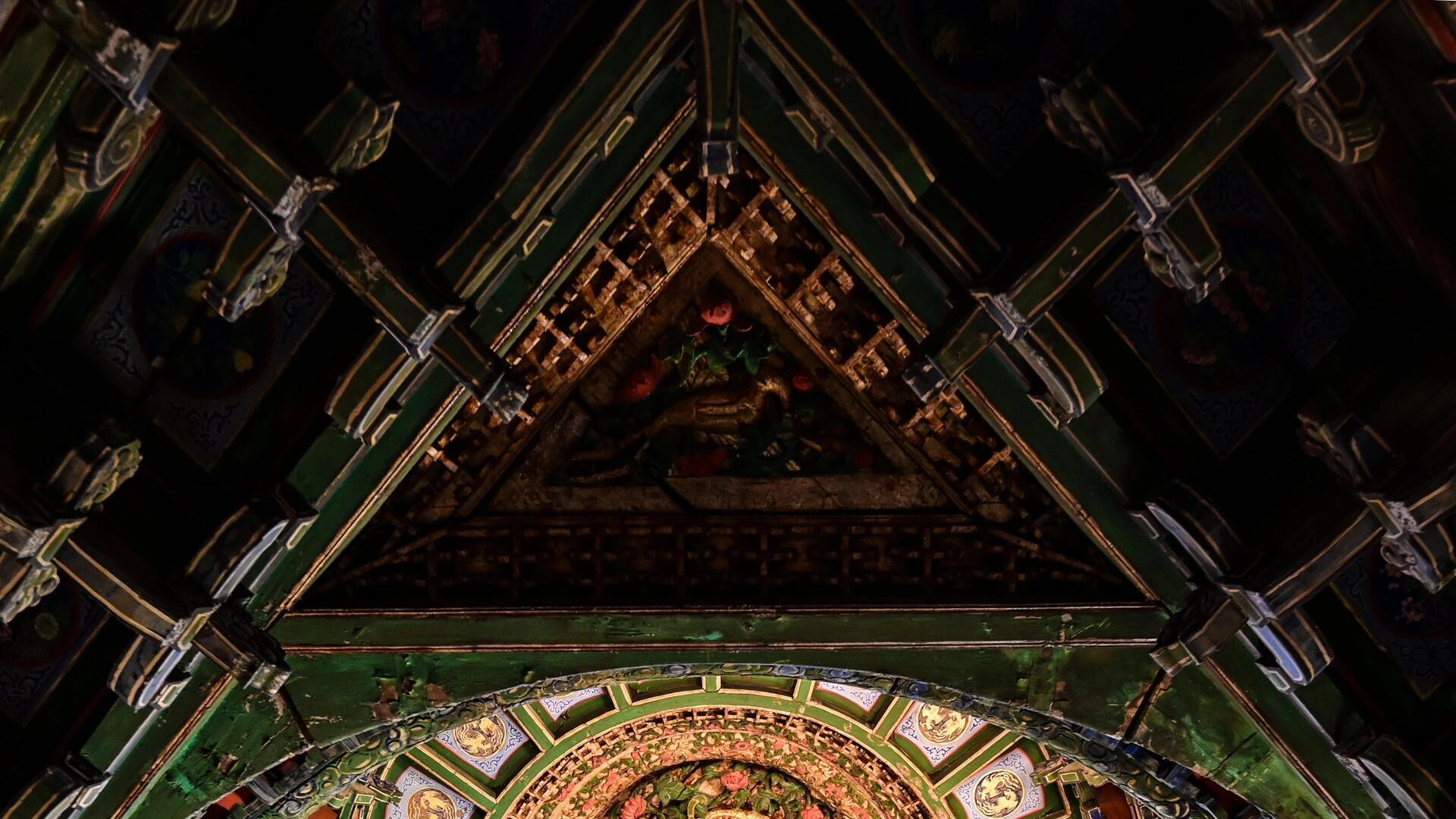 御花园万春亭藻井，藏“天宫密码”，龙首朝下的千年争议至今没停