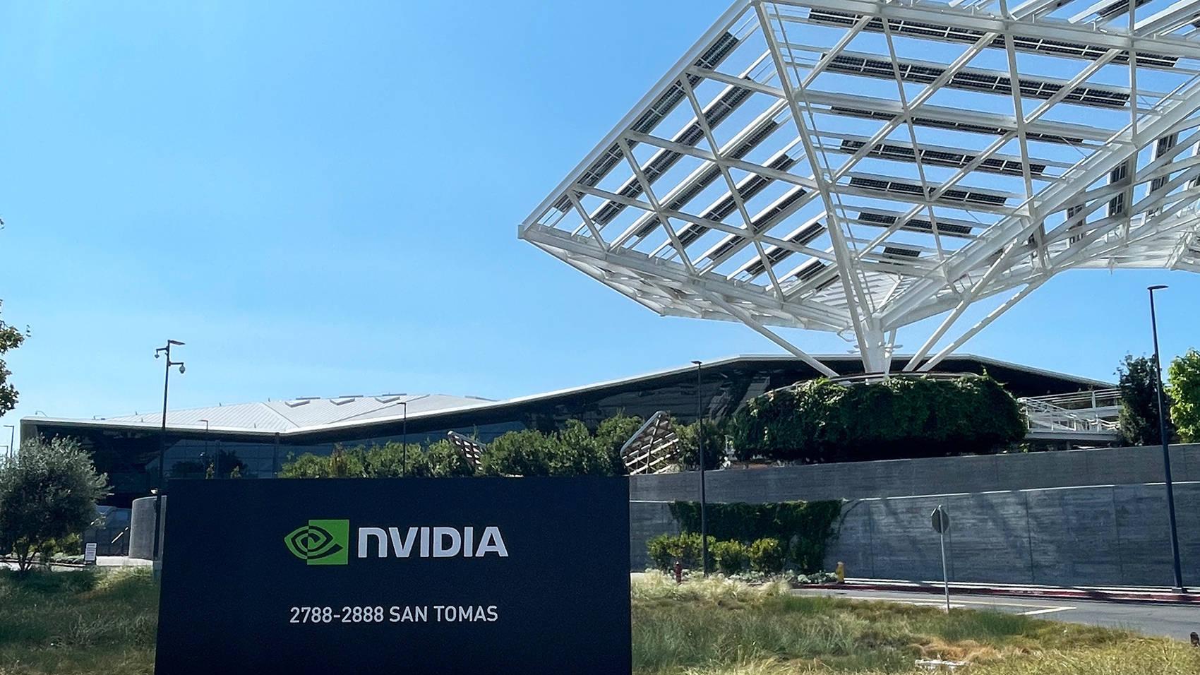 黄仁勋封神，英伟达登顶：但AI算力的“皇帝新衣”快穿不住了