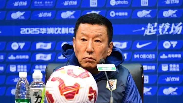 山东泰山5-1大胜青岛西海岸，取得三连胜领跑中超，五外援阵容威力尽显，主裁判罚引发争议