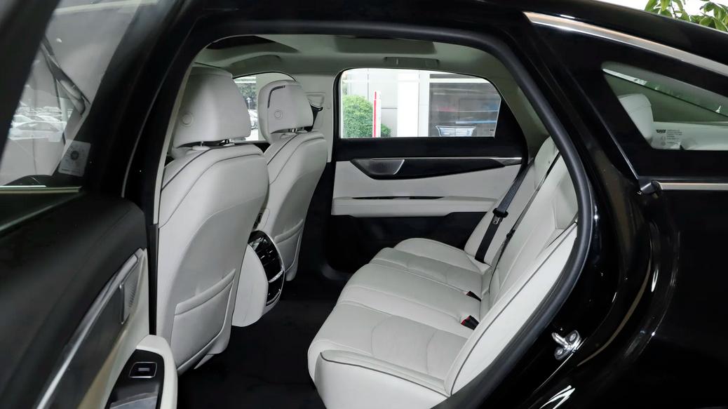 36.99万元起售，搭载2.0T+10AT，凯迪拉克CT6哪个版本值得推荐？