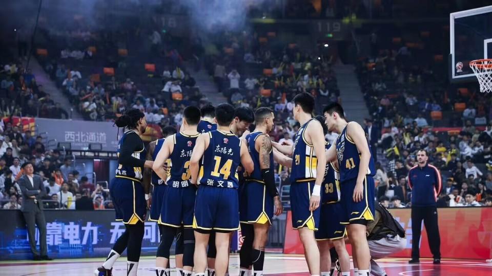 一场“不广东”的比赛！虽然广东男篮赢了青岛，但是太难看！外援成主角，国内球员沦为边角料，这样的联赛有