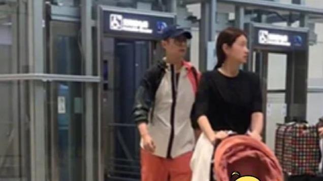 朱亚文全家福公开，左右手戴着女儿发绳，沈佳妮一脸爱慕看老公