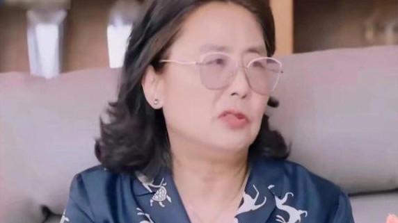 黄圣依穿针织毛裤超美，黄妈妈很开心，岳母这么好杨子却不珍惜