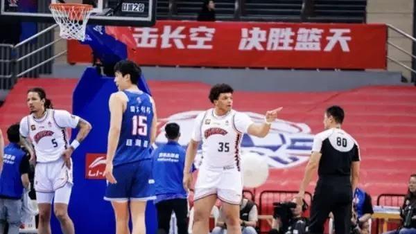 青岛主场大胜！洛夫顿被驱逐，上海男篮两连败