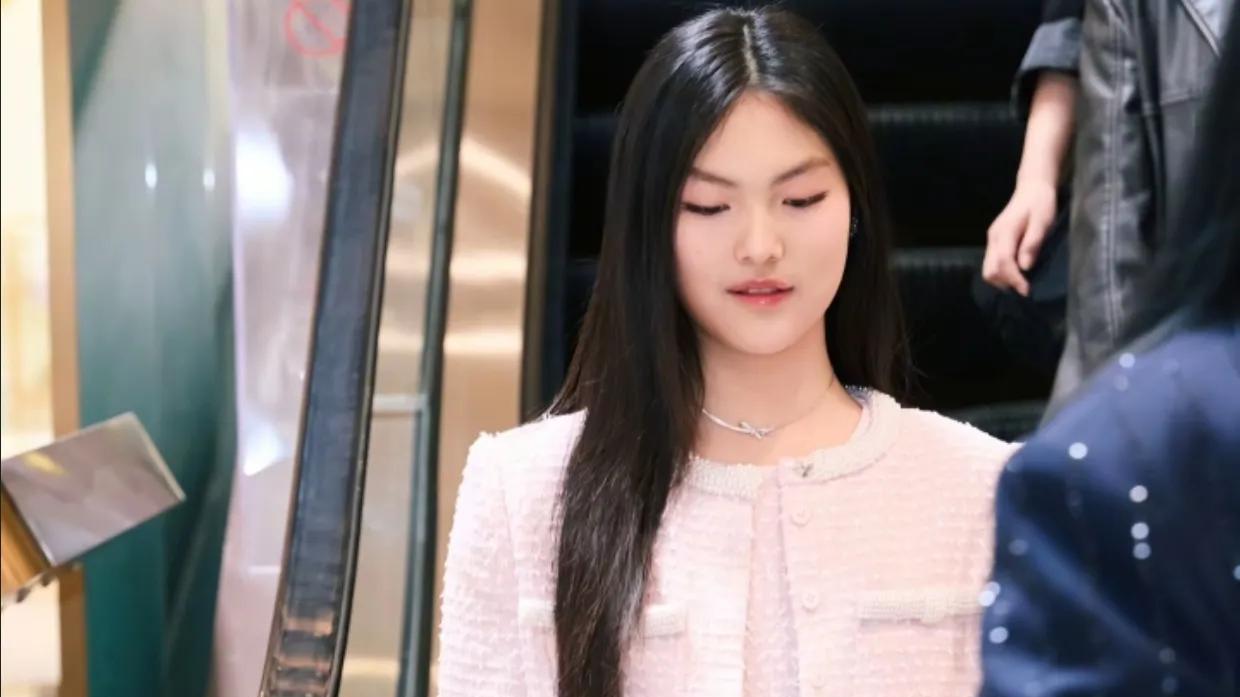 李湘带王诗龄提70万新车！王诗龄穿粉色小香风套裙，高跟鞋抢眼