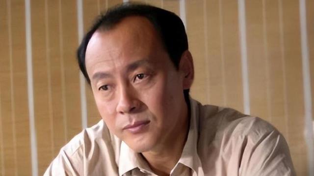 他是国家一级演员，娶圈外妻子恩爱39年，两个女儿是他最大的骄傲
