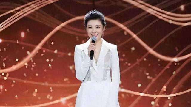 ​说起周涛，她可是登过春晚17次。  主持过国庆五十周年、香港回归等众多大场面的人才