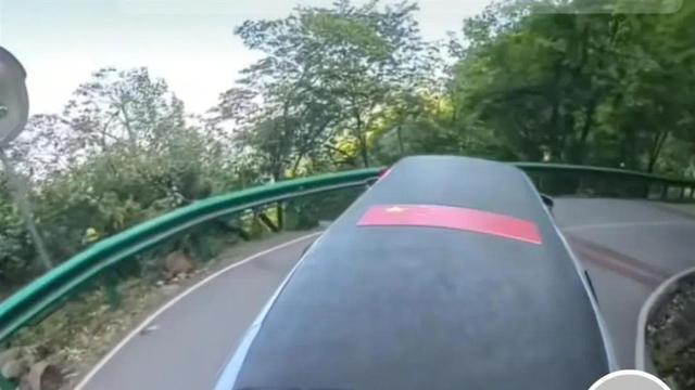 9米加长林肯堵瘫网红公路，车主公开致歉，豪车出行引热议