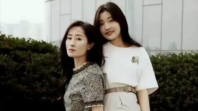 刘敏涛与女儿同框出镜，女儿比母亲还漂亮，一张高级脸很有辨识度