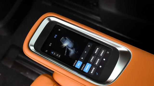 吉利银河V900实拍：带扶手带屏幕，标配增程四驱，叫板腾势D9？