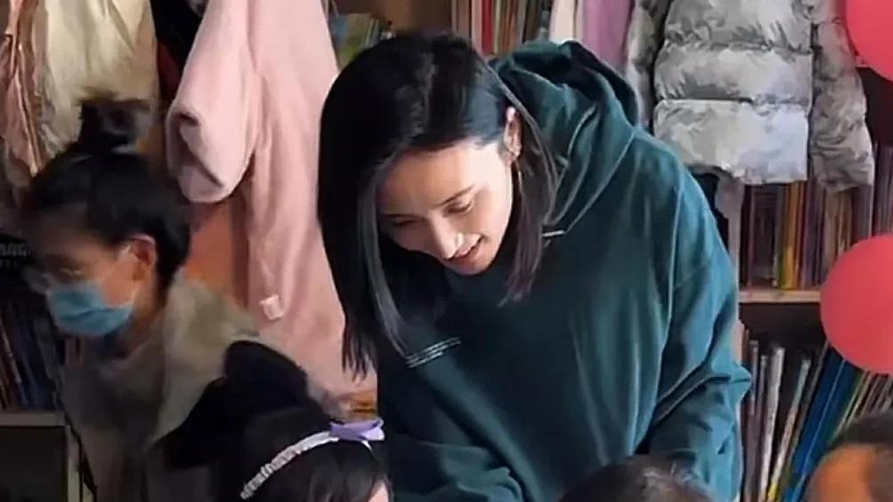 李亚鹏小女儿3周岁，海哈金喜带娃分享蛋糕，夏夏越大越像爸爸