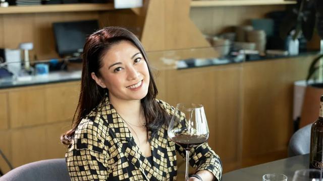 TVB前花旦亲赴法国领受政府勋章，穿典雅中式长裙晒流利英语致谢