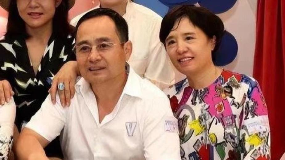 杨幂妈妈晒61岁庆生照，穿白衬衫时髦又年轻，母女俩五官如同复制