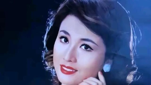 她是《人鱼小姐》里的后妈，年轻时绝美，74岁至今未婚