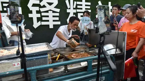 6元鸡排与3000万流量：一个街头小贩，为何让中产阶级集体破防？