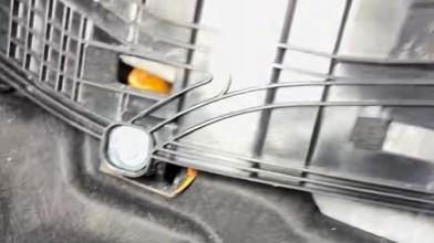 两只螃蟹在奥迪Q7中控台“藏”了两年 车主忍无可忍选择拆车