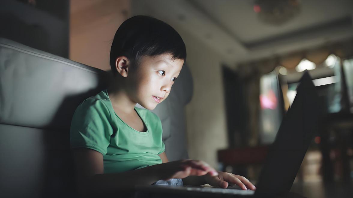 孩子天天在家打游戏，不如送他学一门技术