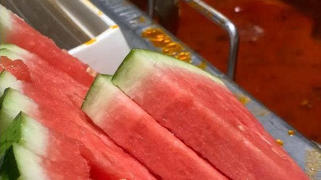 免签之后就这副模样？韩国游客扎堆上海，海底捞免费西瓜被吃光