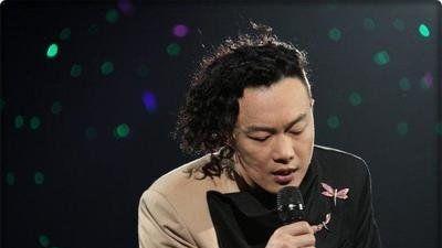 陈奕日本演唱会背景出现轰炸机投弹、城市爆炸画面