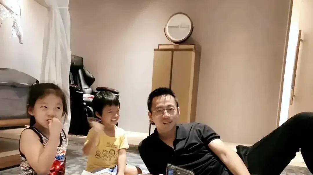 张兰深夜8个字回应大S，有家长曝同学排挤小玥儿，言行出现过激