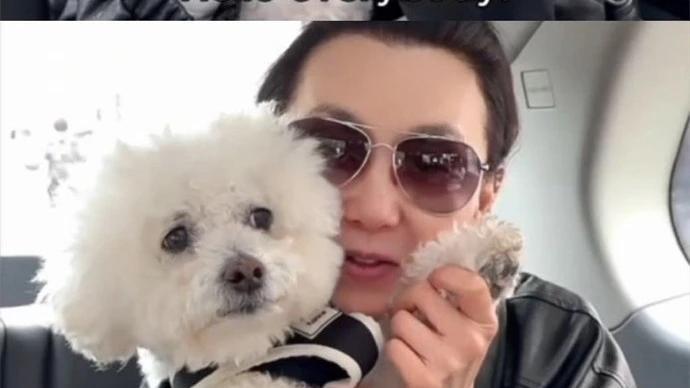 61岁“张曼玉”晒出家居照，住平民区，闲逛骑行，一个人也很快乐