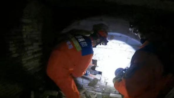 邓州：25厘米墙缝里卡了一个娃，一个小时后被邻居发现报了警