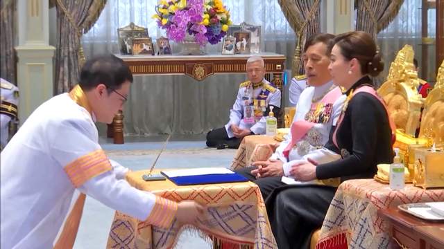 苏提达又得到一个博士！校长跪地献上毕业证，简直能申请世界纪录