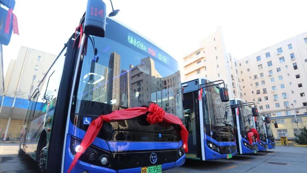 加热扶手+USB充电……377辆暖心配置的新公交车上线，青岛市民快去打卡