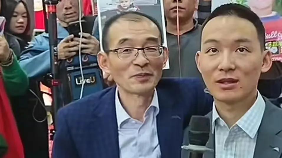 拒收的转账，绅士的拥抱，谢妈的开怀大笑，都体现谢浩楠高情商