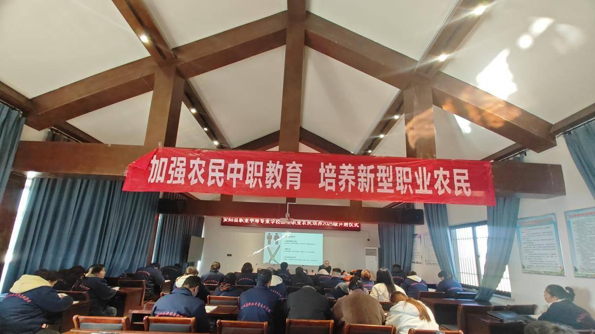 河南安昌律师事务所公益中心主任段宏伟为新型职业农民培养班开展法律讲座