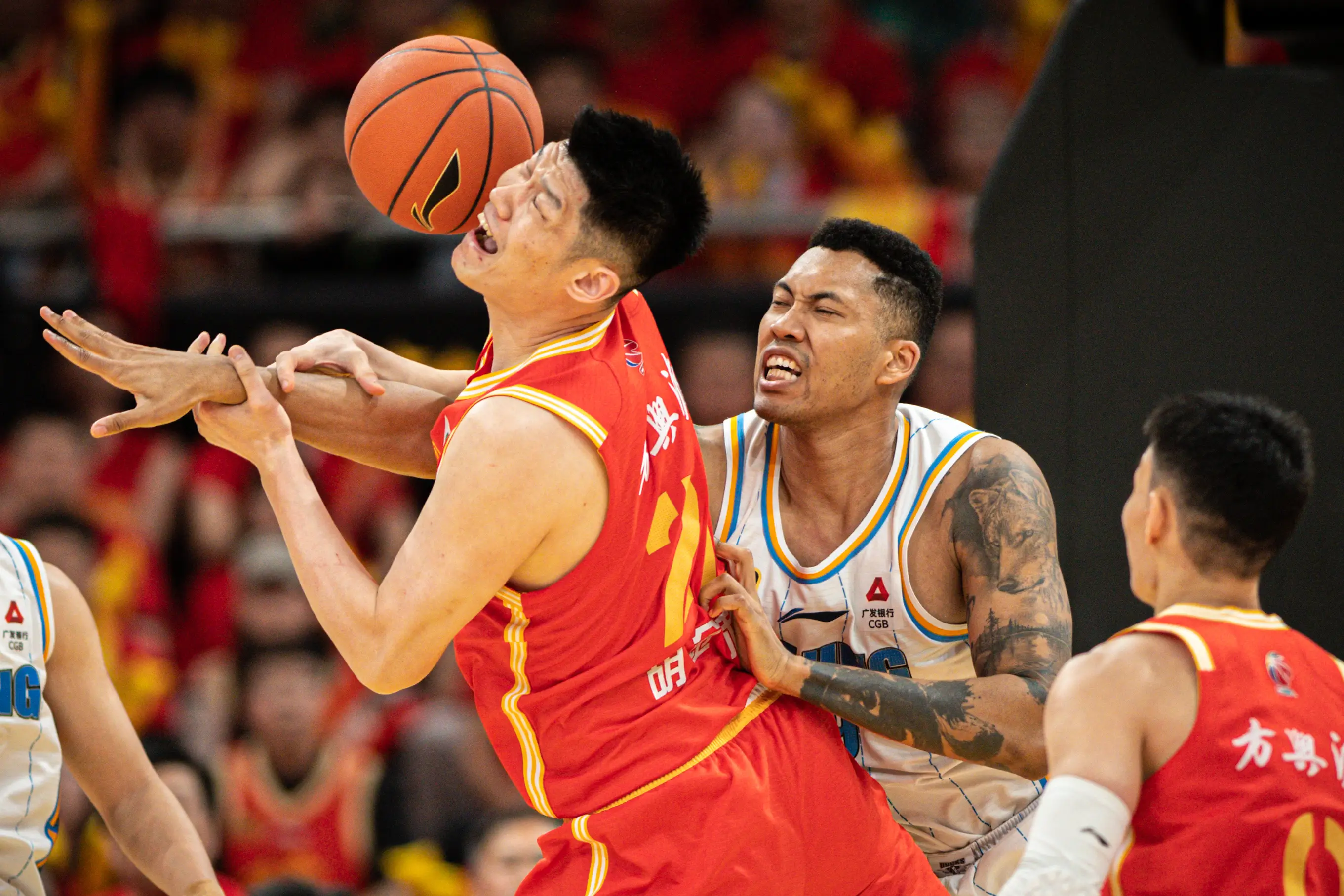 总决赛 - 孙铭徽 28 分周琦 13+10 广厦胜北京总分 1-1！