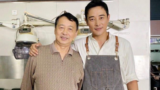 罗晋父亲因病逝世，唐嫣及圈内好友低调送别：家人节哀