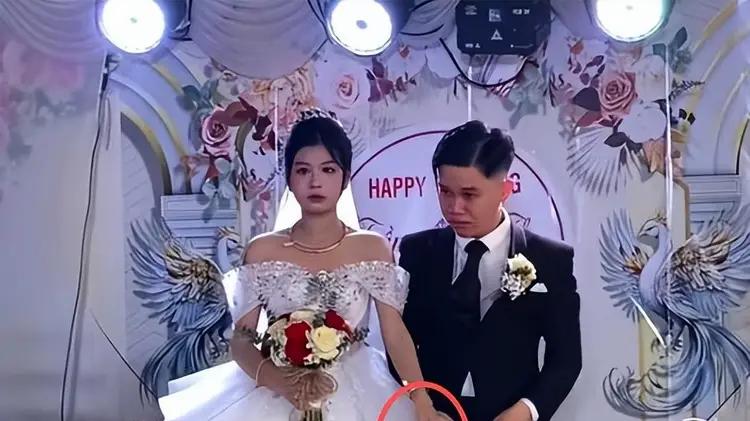 浙江婚礼怪象：新郎躲开新娘的手 转身钻进亲妈怀里痛哭引热议