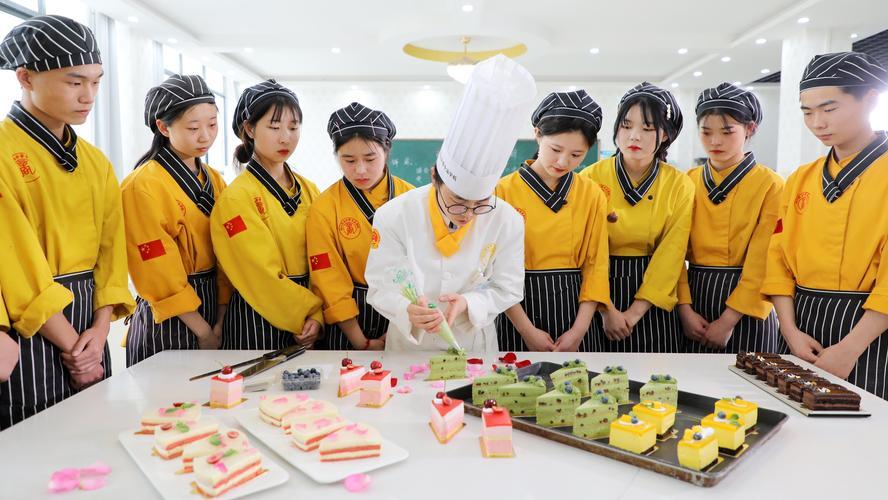 男孩子学什么技术好？工作稳定薪资高？