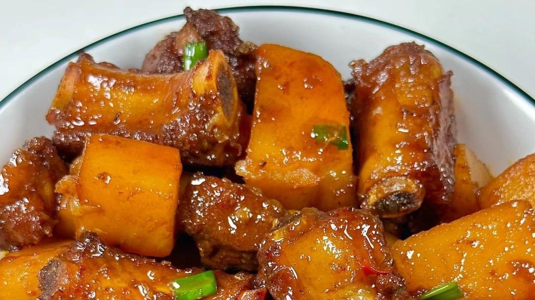妈妈牌土豆烧排骨：一锅端出家的温度