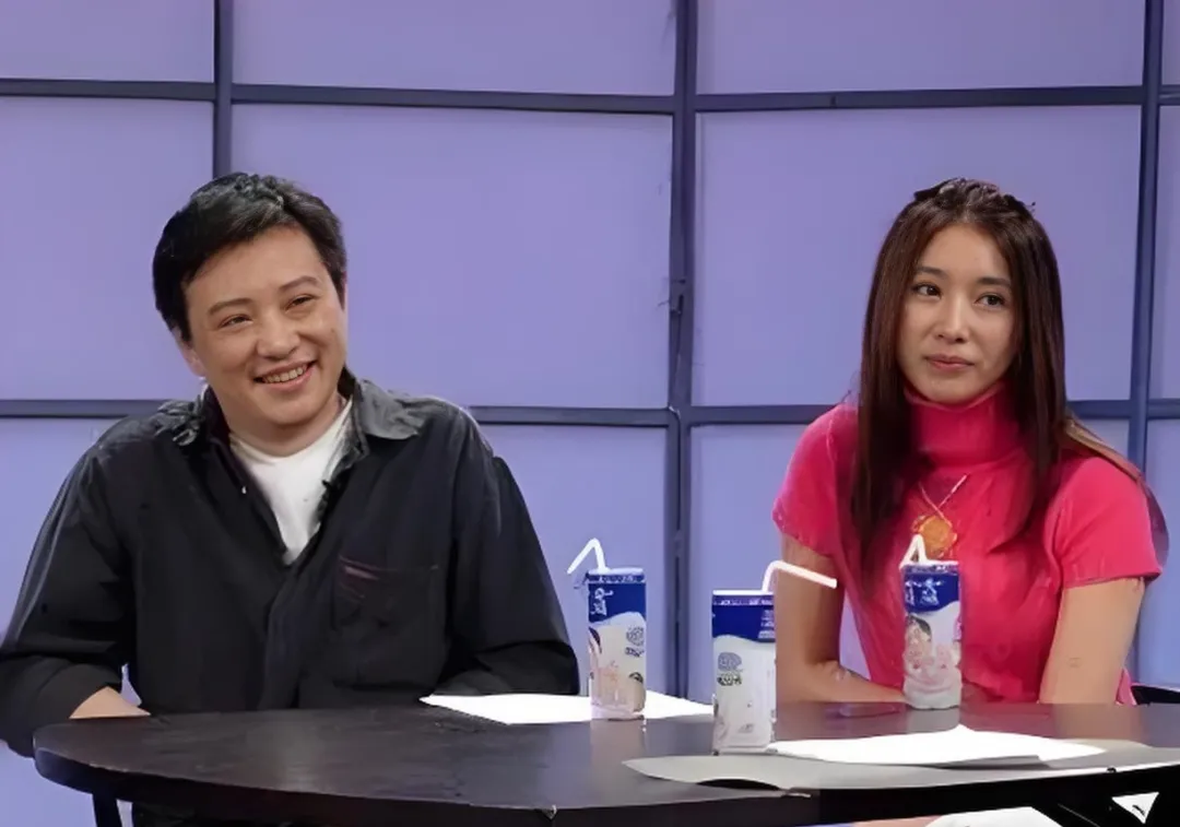 《东北一家人》牛小伟，爆红后隐退当导演，戏里戏外都有美娇妻