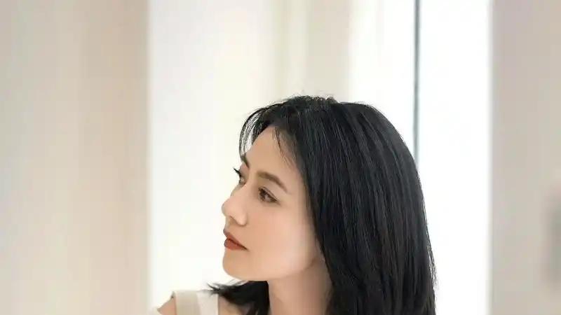 高圆圆：岁月从不败美人，温柔女神的清醒人生