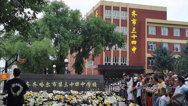 回顾：体育馆坍塌，女子却化浓妆在悼念现场直播，市民：给齐齐哈尔丢脸