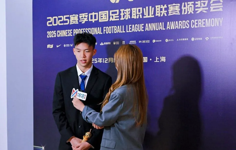 霸气，19岁王钰栋称要率国足进世界杯，两次说“保密”，暗示即将留洋