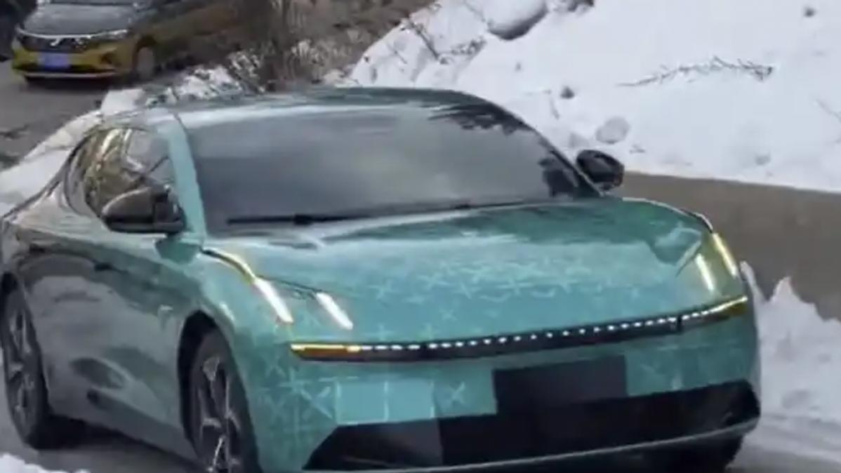 全新领克10 EM-P谍照曝光，雪地爬坡毫无压力