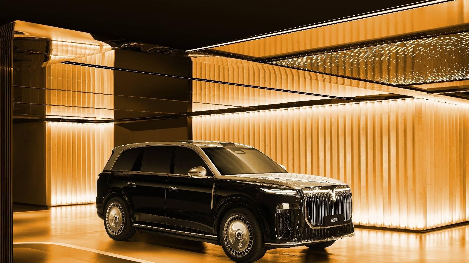 最霸气的华系旗舰SUV岚图泰山展车到店，引发品鉴热潮