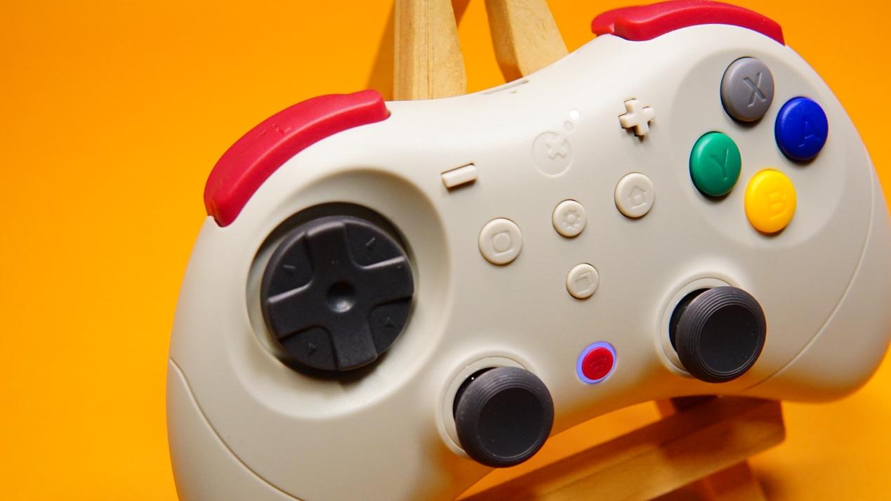 小巧便携，多平台兼容，这一个手柄就够了：谷粒精灵2Pro上手实测