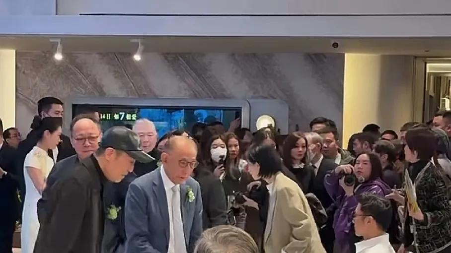 谢霆锋这次举动真让人意外！众星云集的三里屯活动，他竟然第一个抢座位？成龙、张艺谋