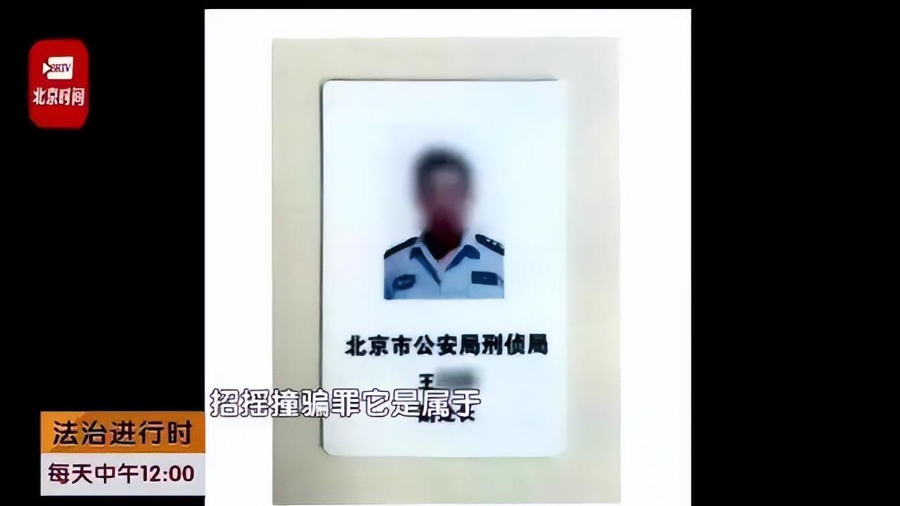 大叔冒充警察上瘾，“掏枪”威胁出租车司机，称：不听话，毙了你