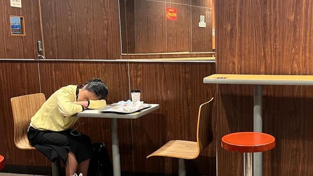 香港市民吐槽内地穷游游客：没钱还旅游？为了省钱晚上睡在肯德基