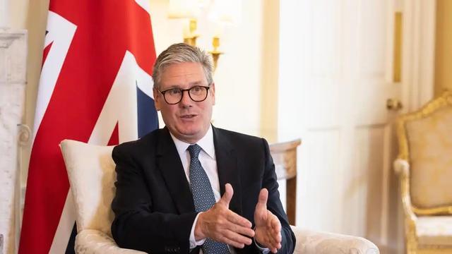 英国首相将换人，塔默被催辞职，一架专机抵华，中方接到联手信号